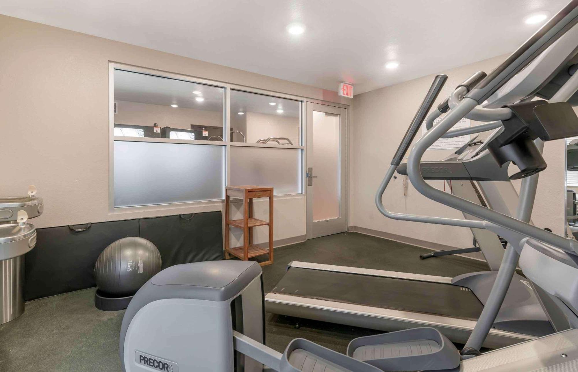 Extended Stay America Select Suites - Louisville - Airport Екстериор снимка